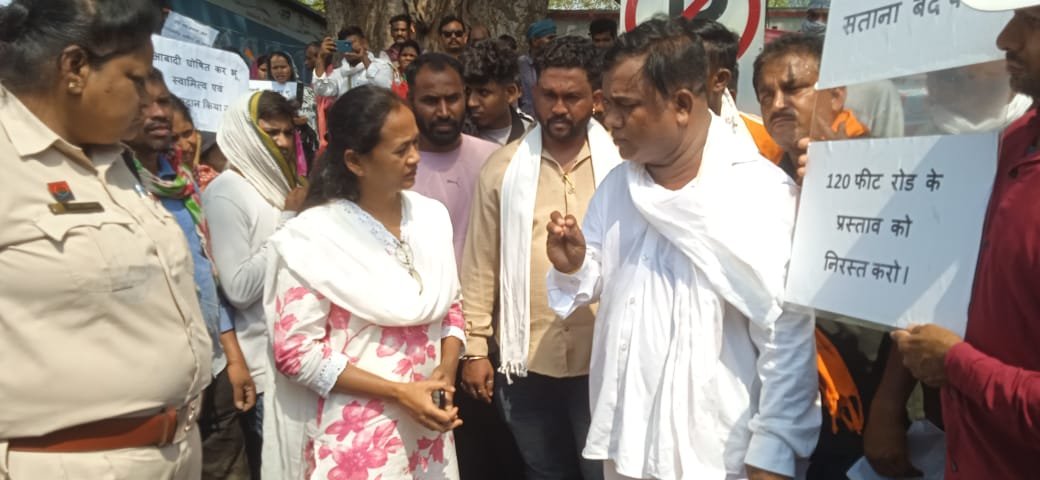 बिलासपुर: लिंगियाडीह के नागरिकों ने मुख्यमंत्री के नाम सौंपा ज्ञापन, सड़क चौड़ीकरण और तोड़फोड़ पर रोक लगाने की मांग