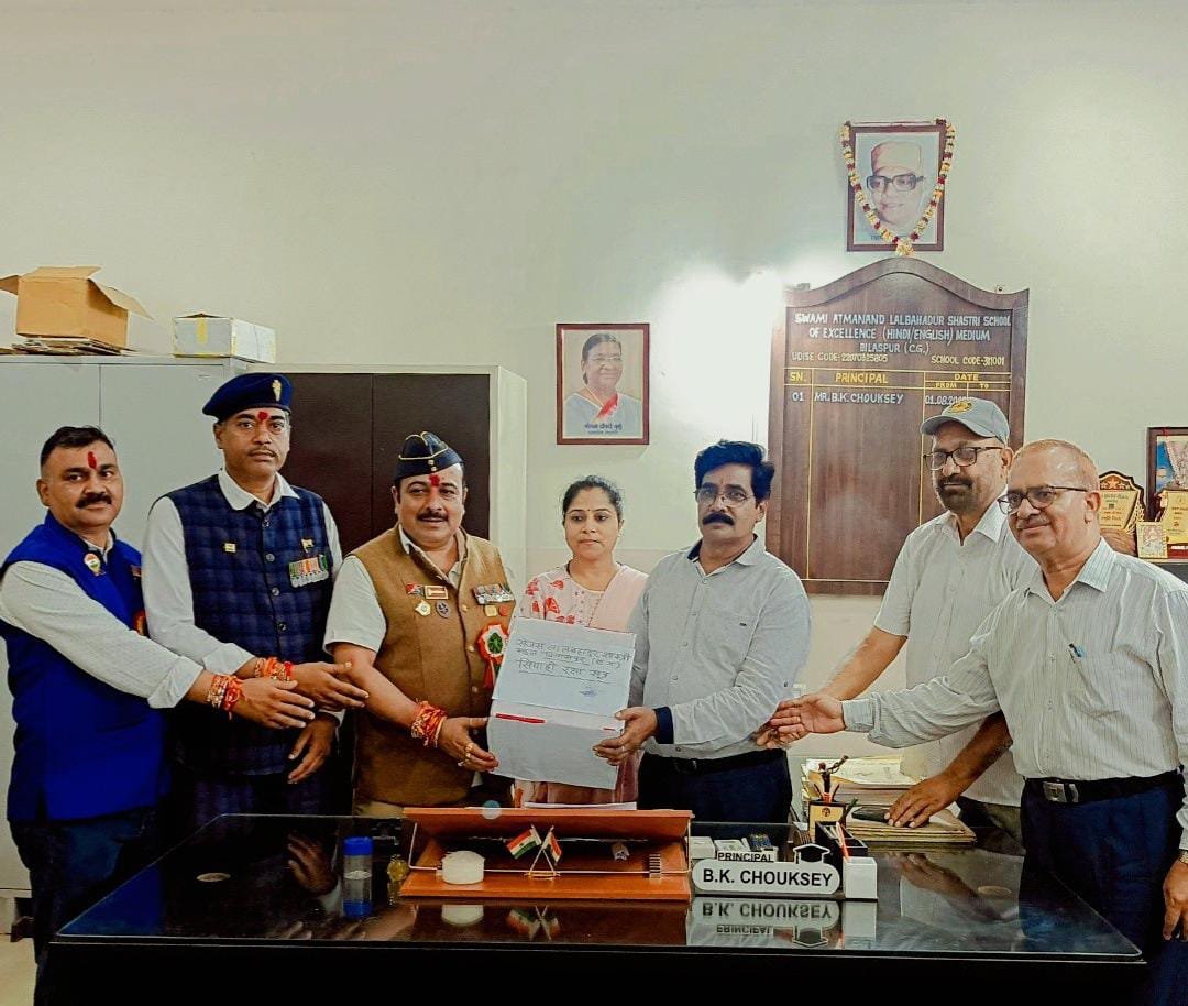 बिलासपुर: स्वामी आत्मानंद स्कूल में मनाया गया कारगिल विजय दिवस, रिटायर्ड सैनिकों को किया गया सम्मानित