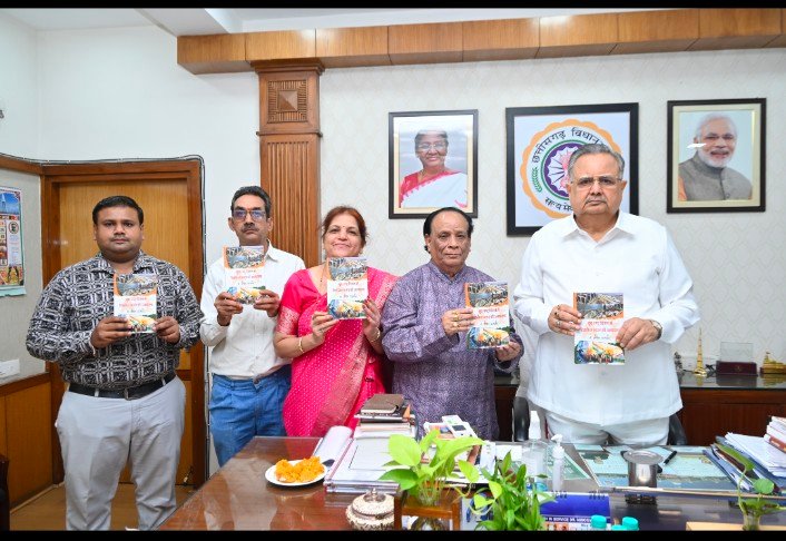 डॉ. संगीता परमानंद की पुस्तक का विमोचन विधानसभा अध्यक्ष रमन सिंह ने किया