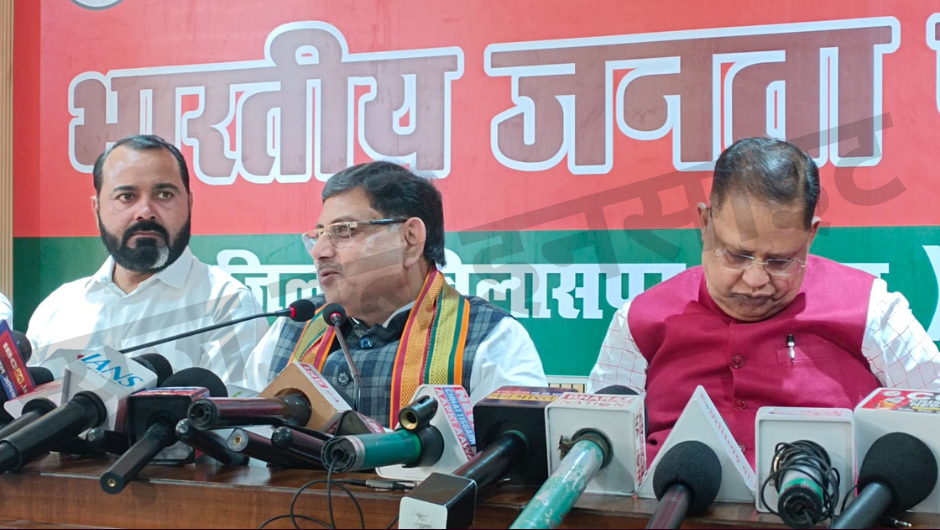 बिलासपुर: प्रेस वार्ता में बजट पर बोल रहे थे राष्ट्रीय प्रवक्ता केके शर्मा, बगल में विधायक अमर अग्रवाल लेते दिखे झपकी — VIDEO वायरल