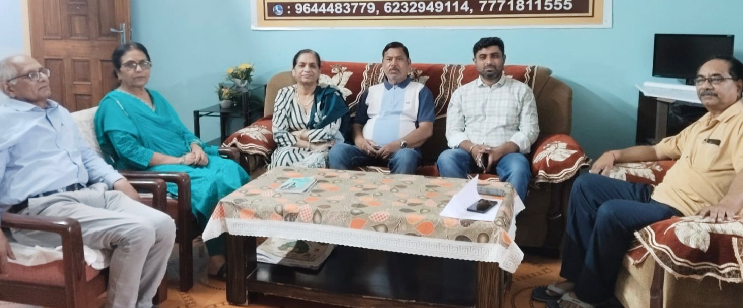 जहां किताबें खुलती हैं, वहां बंदूकें झुकती हैं” — विश्व पुस्तक दिवस पर बिलासपुर में अनोखी साहित्यिक क्रांति