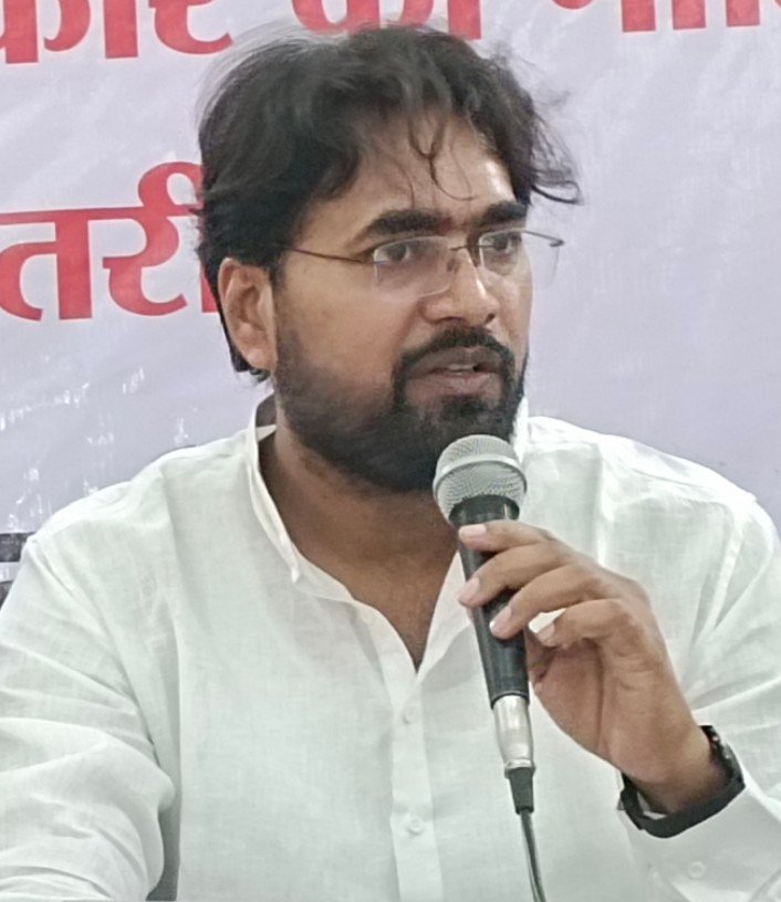 समय की अनदेखी? पत्रकारों को 1 बजे बुलाकर 1:24 पर पहुँचे जिला कांग्रेस अध्यक्ष सिद्धांशु मिश्रा, देरी से शुरू हुई प्रेस कॉन्फ्रेंस