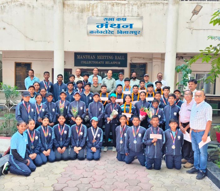 बिलासपुर: DEO विजय टांडे की अगुवाई और DSO कमलेश यादव के मार्गदर्शन में चमके खिलाड़ी, 51 प्रतिभाओं को मिले ₹8.19 लाख के चेक
