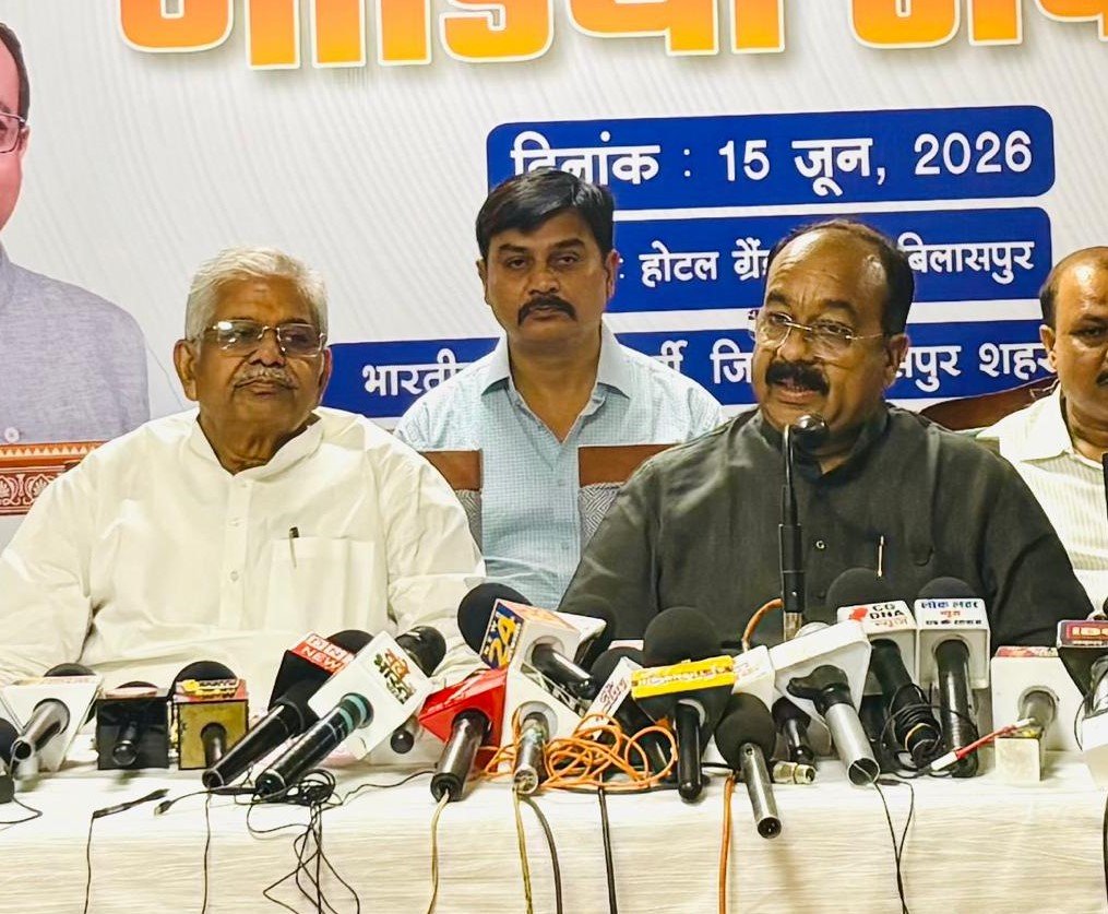 होटल ग्रैंड अम्बा में 45 मिनट देरी से शुरू हुई अरुण साव की प्रेस कॉन्फ्रेंस: 12 और 22 राज्यों में उलझा NDA का गणित, स्मार्ट सिटी के सवाल पर सन्नाटा