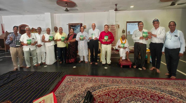 देवरघटा में गूंजा अध्यात्म का स्वर: 110 वर्षीय संत रामगोपाल दास महाराज ने किया ‘आज जहां तुम हो खड़े’ का लोकार्पण