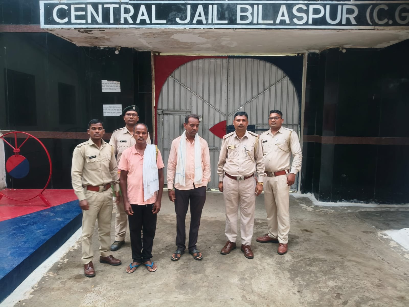 मछलियों की रखवाली के लिए बिछाया मौत का करंट, फंस गया 8 फीट का मगरमच्छ… वन विभाग ने 48 घंटे में दबोचे दो शिकारी