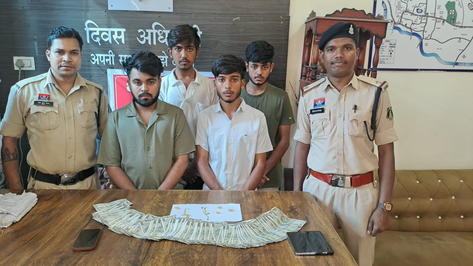 बिलासपुर: वर्दी की साख पर सवाल? एएसआई धर्मेंद्र यादव का बेटा आयुष यादव ब्लैकमेलिंग के आरोप में साथियों संग गिरफ्तार
