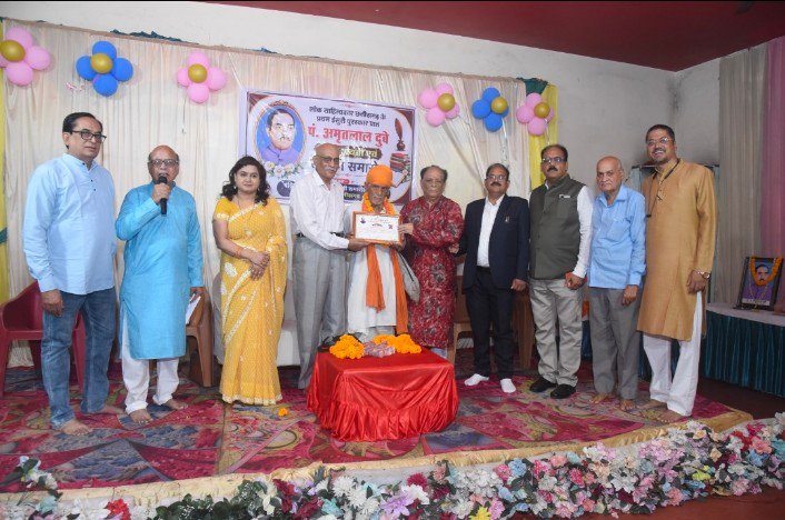 बिलासपुर: ऋतुपर्णा’ का भव्य लोकार्पण, साहित्यकारों और लोक कलाकारों का हुआ सम्मान