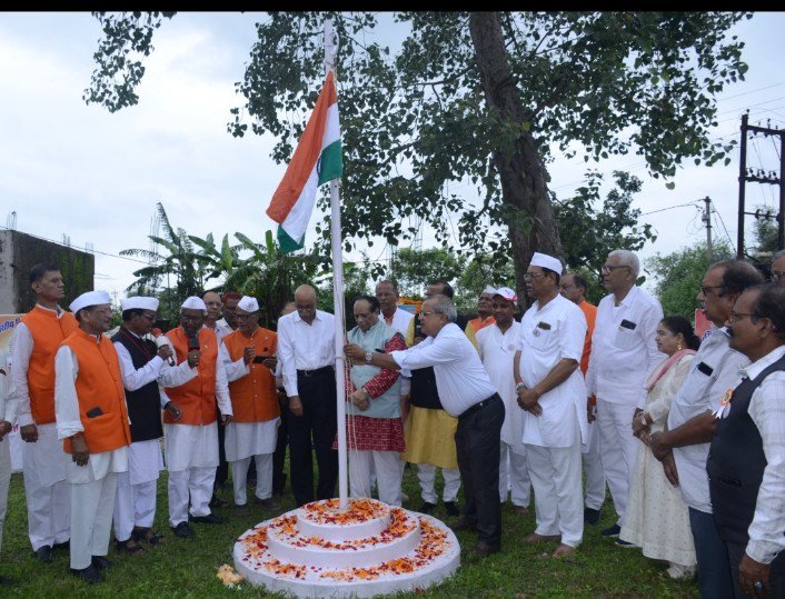 बिलासपुर: स्वतंत्रता की 80वीं जयंती पर साहित्य और राष्ट्रभक्ति का संगम, मोपका में गूंजा देशभक्ति का स्वर
