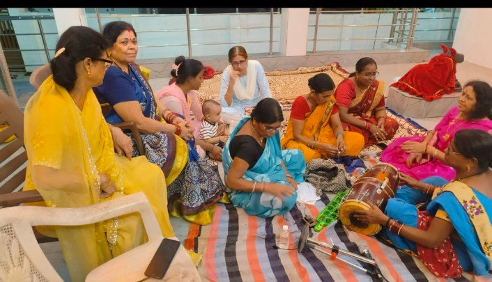 नवरात्रि में भक्ति की रसधार! ओंकारेश्वर मंदिर की भजन संध्या में मंत्रमुग्ध हुए श्रद्धालु, सनातन संस्कृति के संवर्धन का दिया संदेश